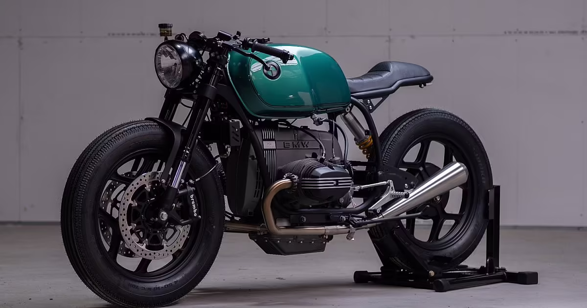 Кастомный BMW R100 боббер Паркера Замарелли с сине-чёрным градиентом на выставке Builders Best