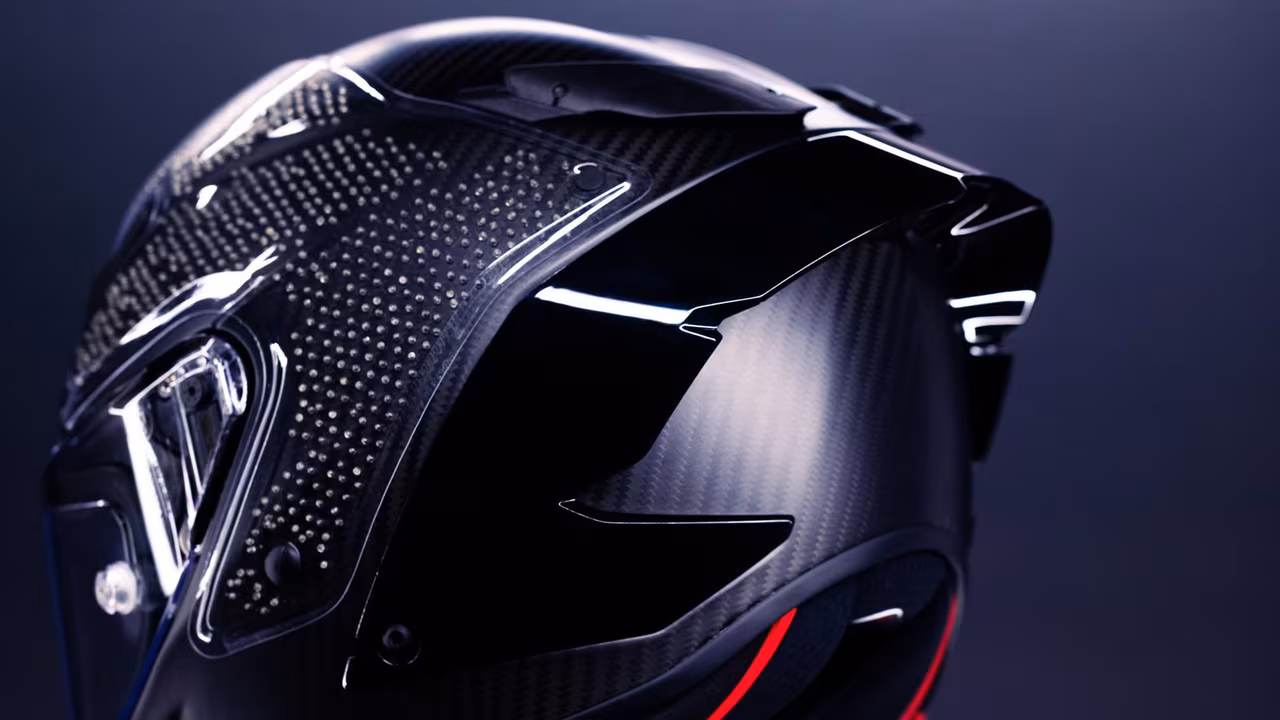 Гоночный шлем AGV Pista GP R3 на голове гонщика MotoGP