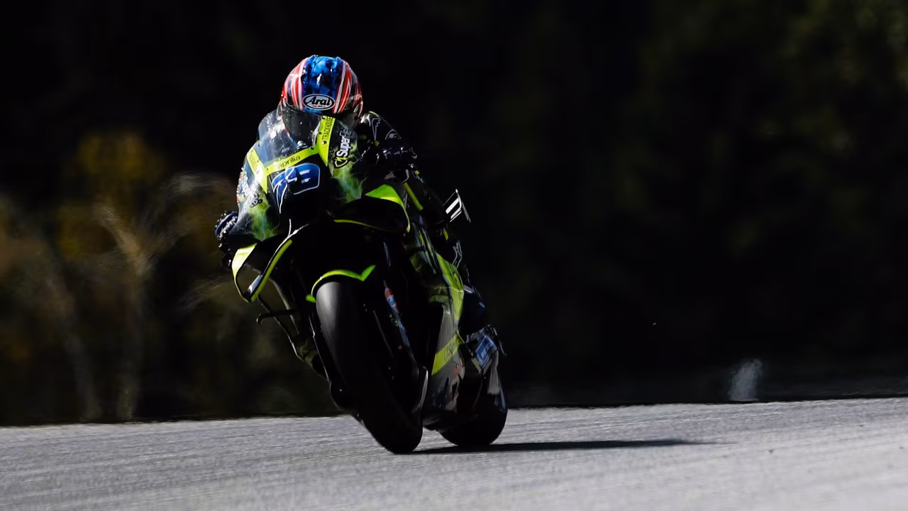 Ай Огура на Aprilia команды Trackhouse во время этапа MotoGP в Австрии