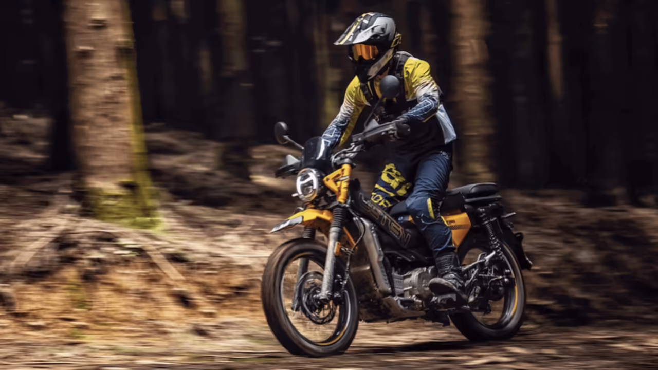 AJS Leten LT190 преодолевает водную преграду на грунтовой дороге