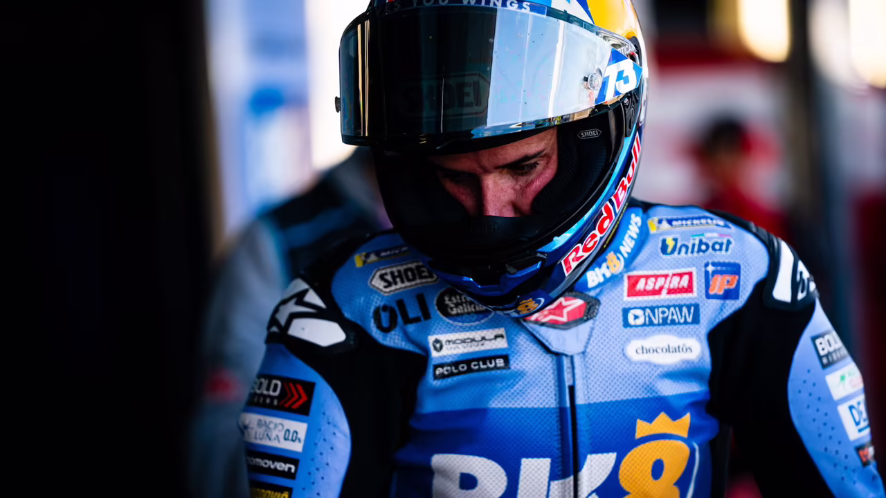Алекс Маркес на мотоцикле Gresini Racing в боксах во время Гран-При Великобритании MotoGP