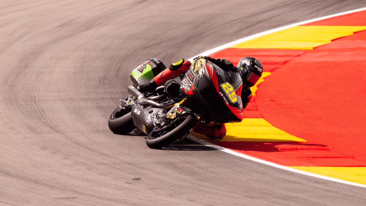 Андреа Ианноне празднует победу в гонке баггеров на этапе в Арагоне