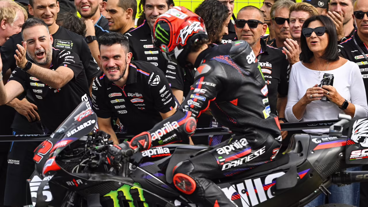 Марко Беззекки на Aprilia в гонке MotoGP в Сильверстоуне