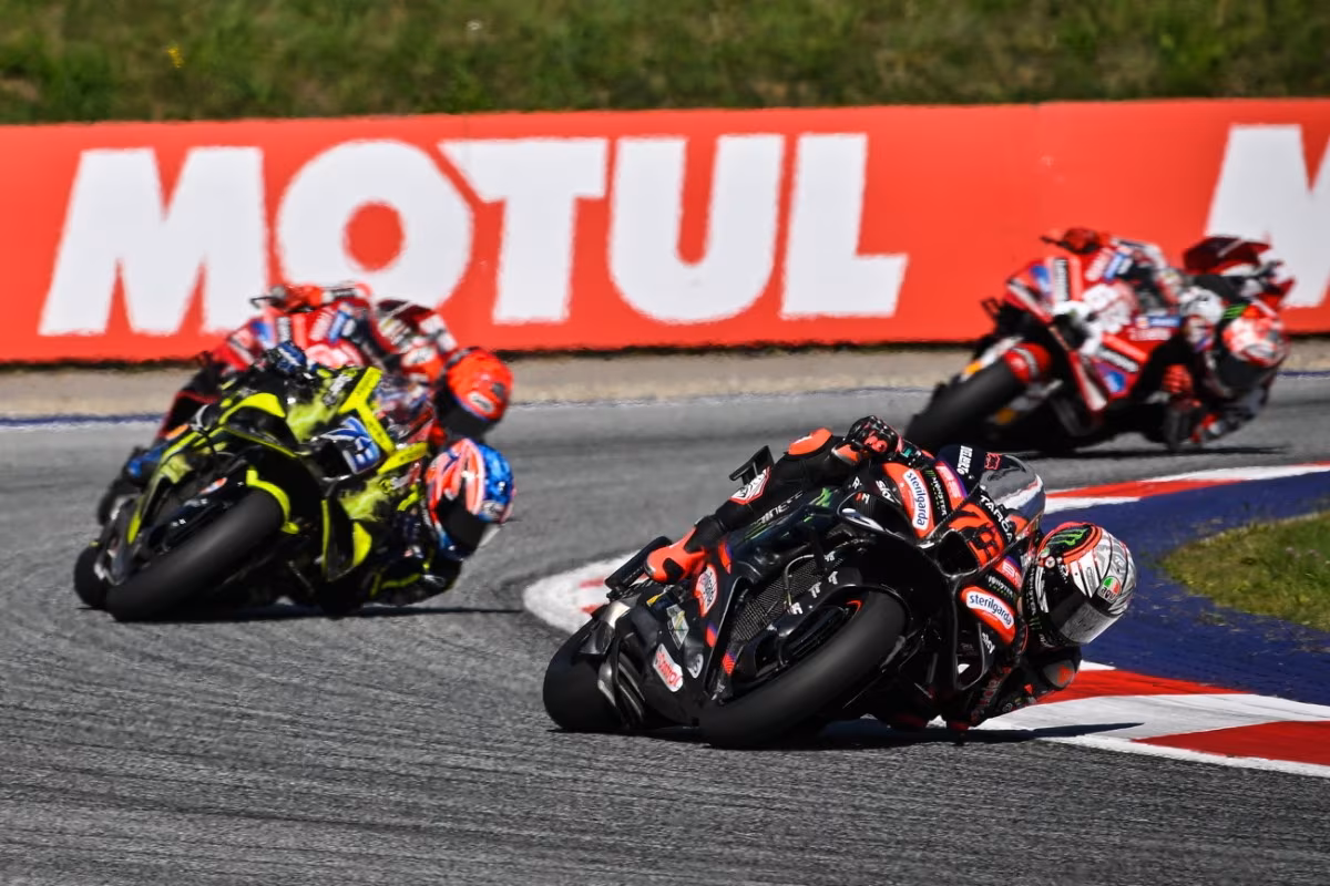 Гоночный прототип Aprilia RS-GP26 на трассе MotoGP