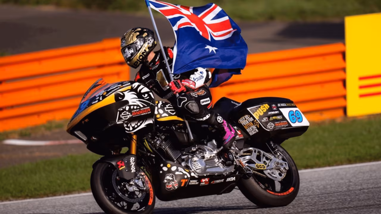 Арчи Макдональд празднует победу в первом чемпионате Harley-Davidson Bagger World Cup
