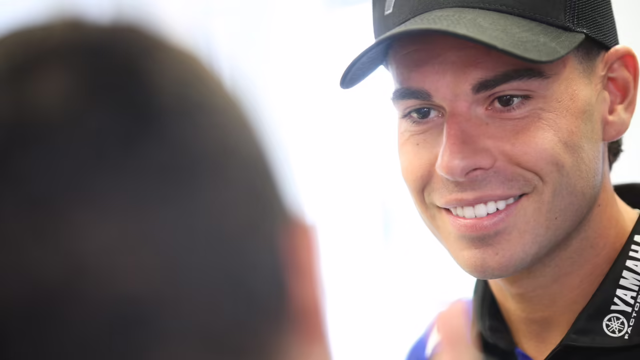 Аугусто Фернандес на мотоцикле Yamaha во время Гран-при Великобритании MotoGP