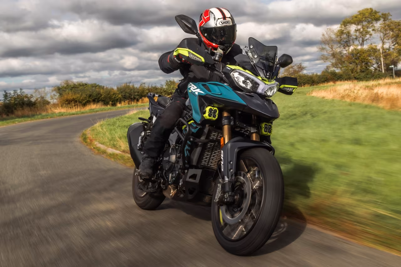 Benelli TRK 902 Xplorer едет навстречу камере