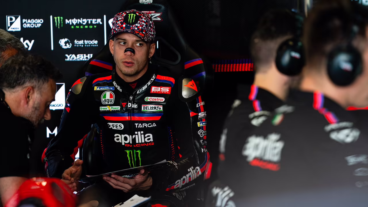 Марко Беццекки на Aprilia RS-GP в практике Гран-при Великобритании, Сильверстоун