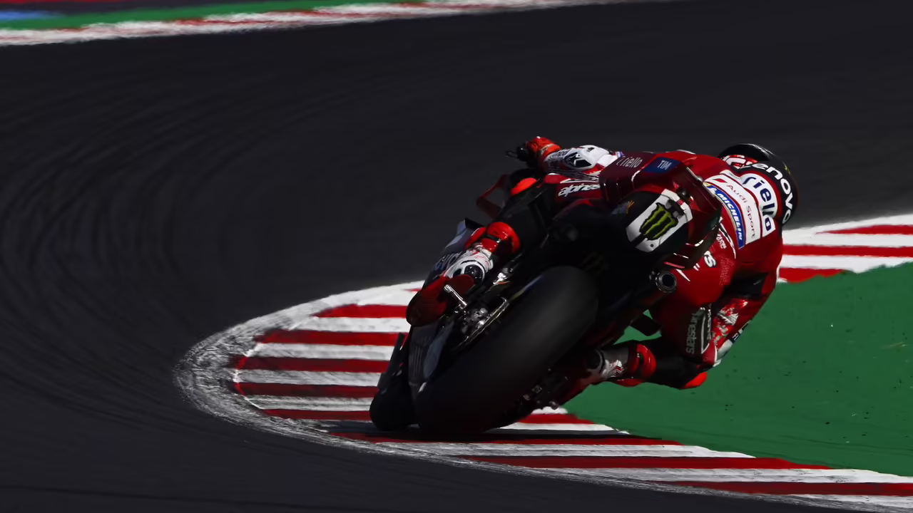Марко Беццекки на заводской Aprilia RS-GP26 в практике Гран-при Сан-Марино MotoGP