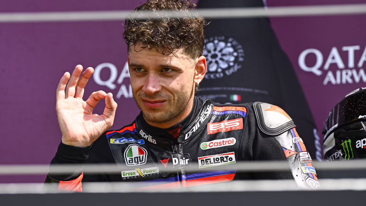 Марко Беззекки на мотоцикле Aprilia RS-GP в боксах перед Гран-при Великобритании MotoGP