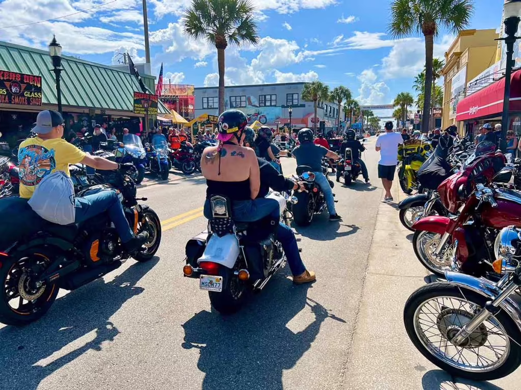 Мотоциклисты на Biketoberfest в Дейтона-Бич на фоне океанского побережья