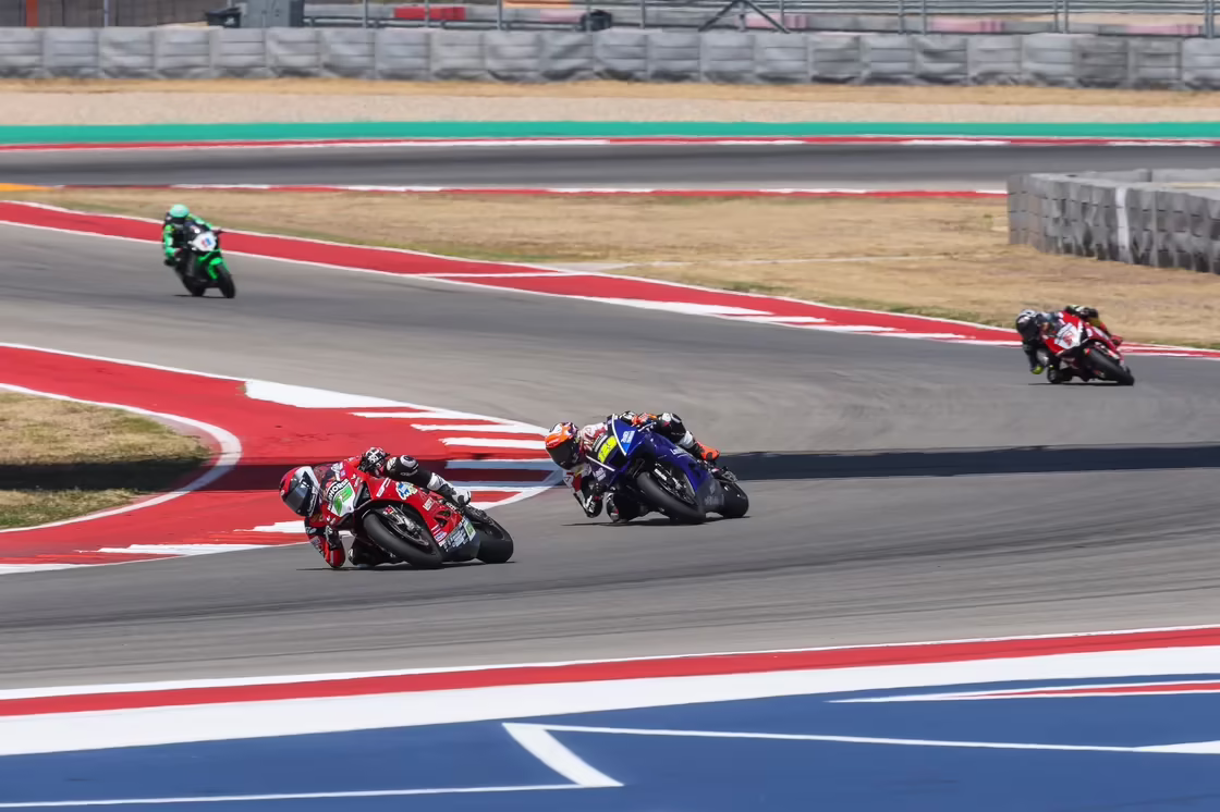 Дэррин Биндер на Kawasaki лидирует в гонке Supersport на трассе COTA, позади Харрисон Войт, Майки Лу Санчес и Кейла Яаков