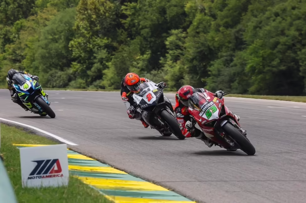 Даррин Биндер, Джош Хейз и Джош Херрин в тройной схватке на VIRginia International Raceway