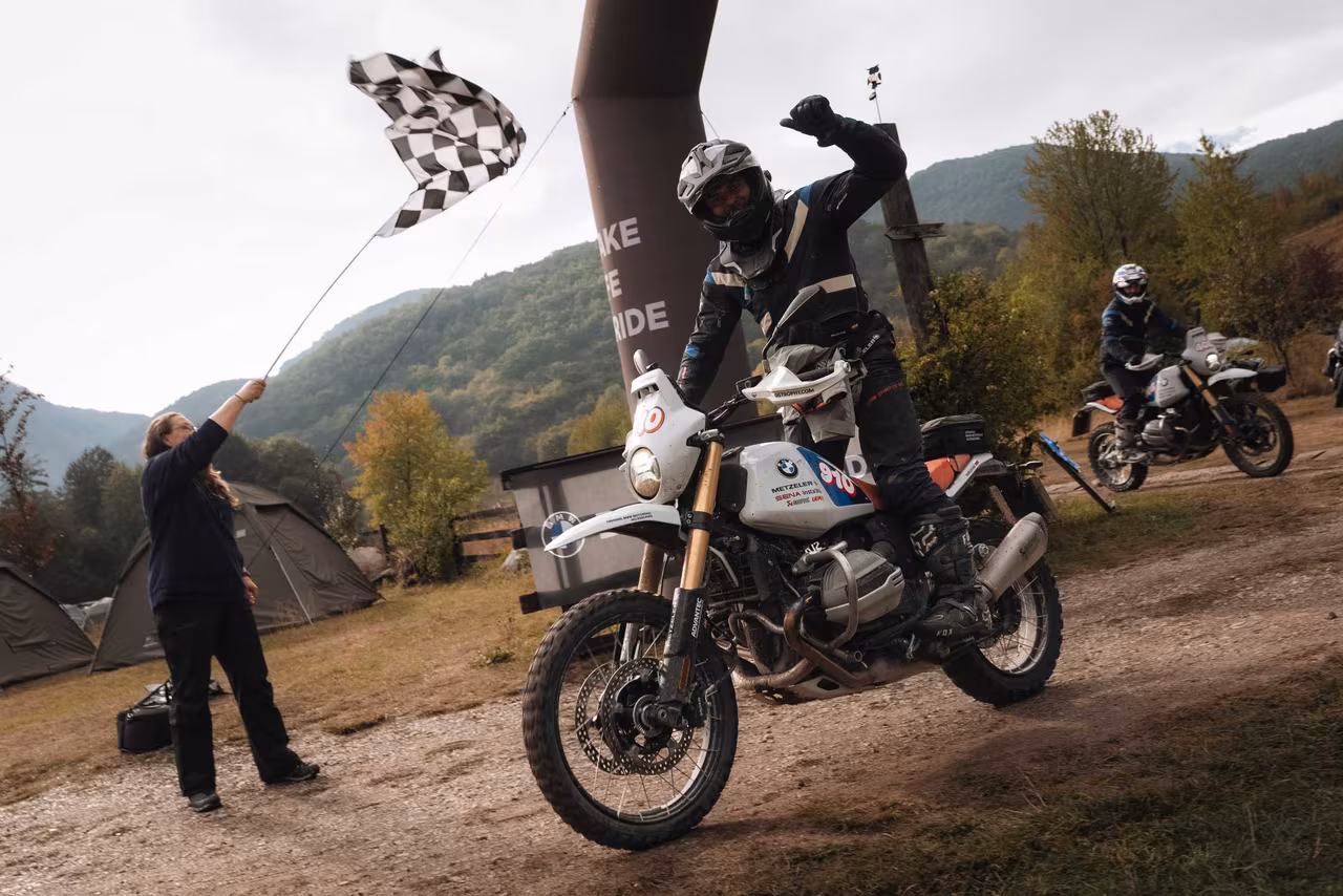 BMW R 12 G/S преодолевает горную грунтовую трассу на GS Trophy в Румынии