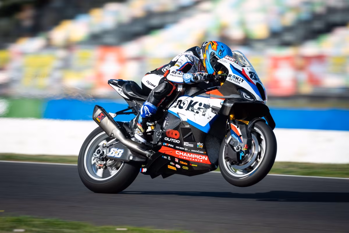 Серийная версия маятник на супербайке BMW M 1000 RR Мигеля Оливеры в Донингтоне