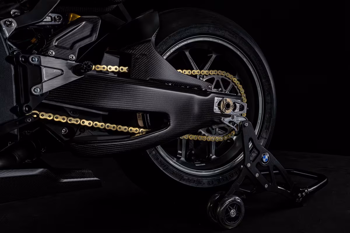 BMW Motorrad Concept RR: маятник скрыт под карбоновым кожухом