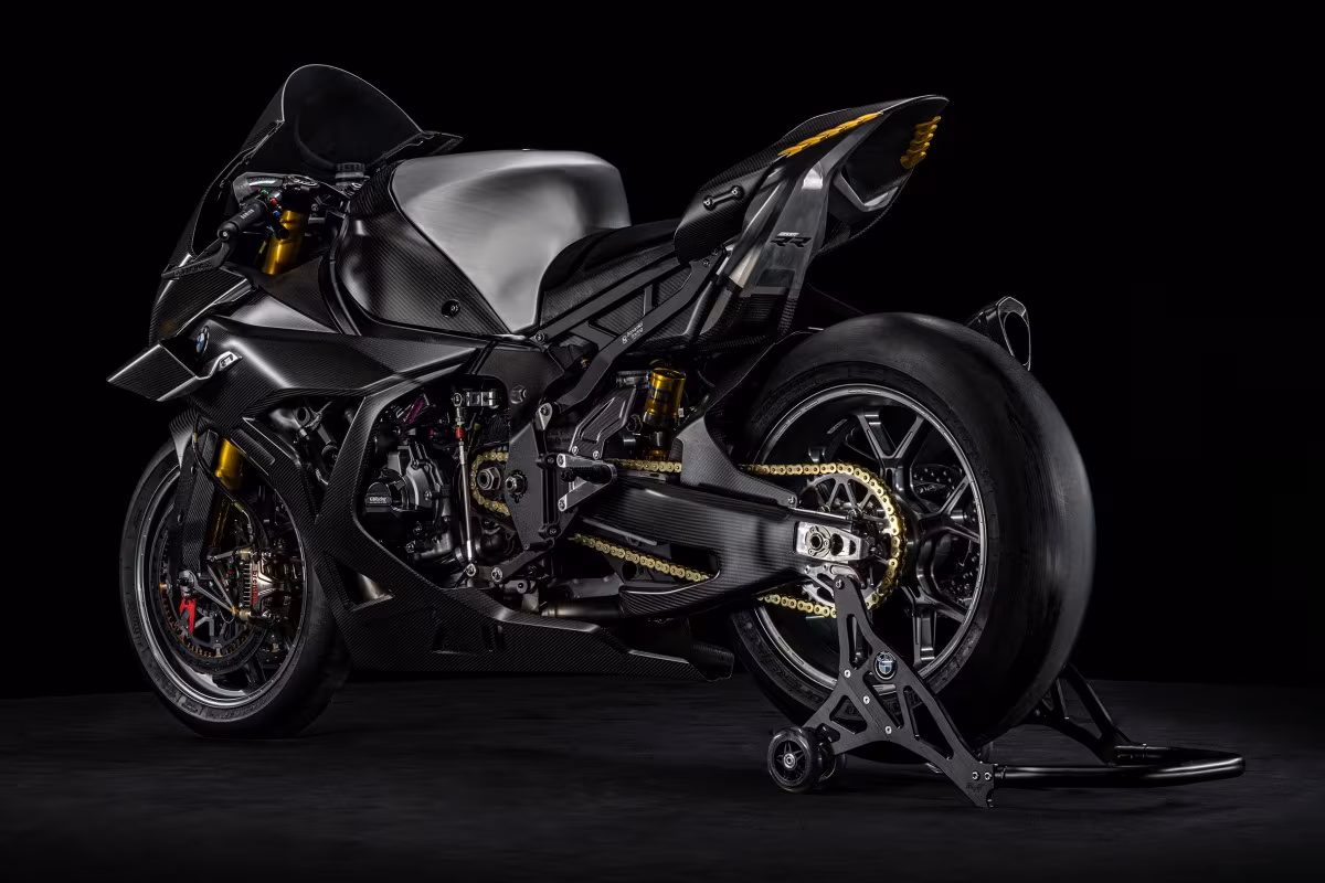 BMW Motorrad Concept RR: маятник скрыт под карбоновым кожухом