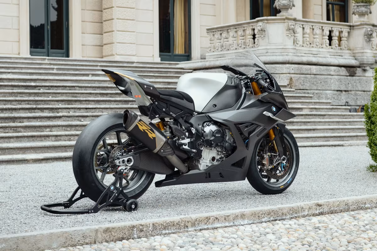 Гоночный BMW M 1000 RR Данило Петруччи с новым задним маятником на трассе в Кремоне