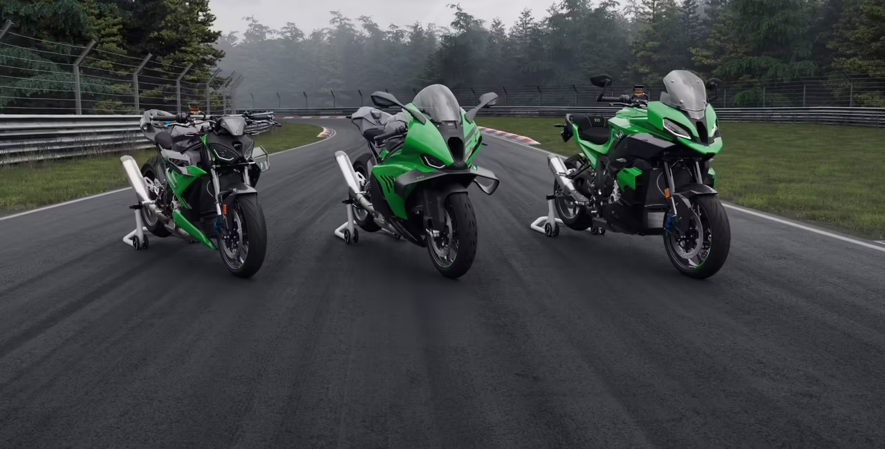 Три мотоцикла BMW M 1000 RR, M 1000 R и M 1000 XR в лимитированной серии 100 Jahre Nürburgring Edition в цвете Nürburgring Grün