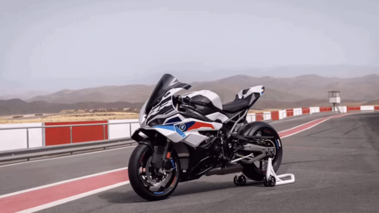 BMW S1000 RR на гоночной трассе