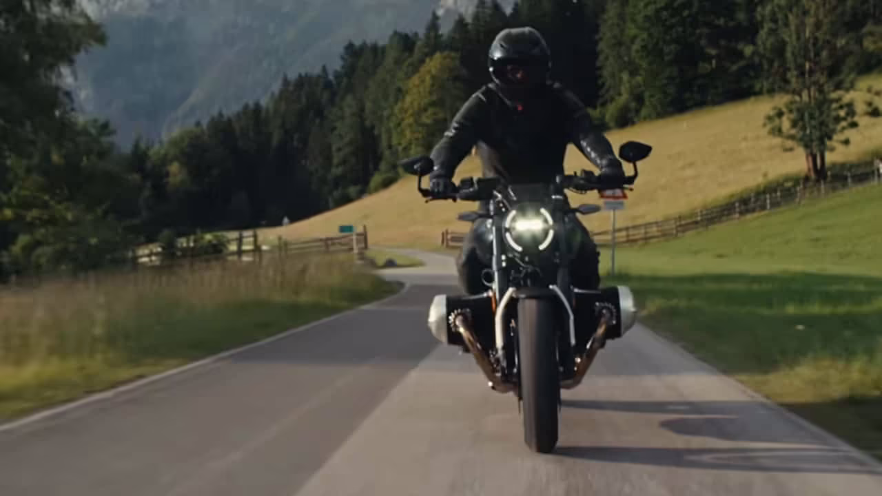 Глава BMW Motorrad Маркус Флаш на прототипе R20 без камуфляжа