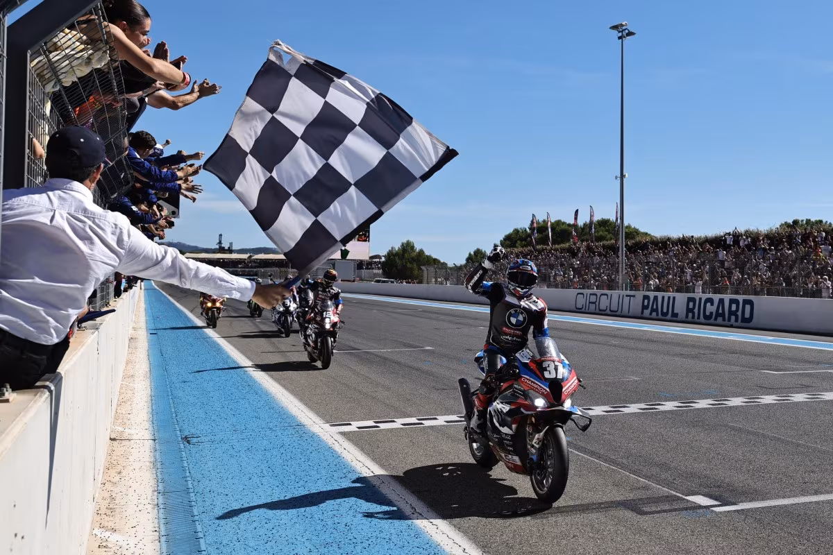 Райтербрегер пересекает линию финиша на Paul Ricard чемпионом мира
