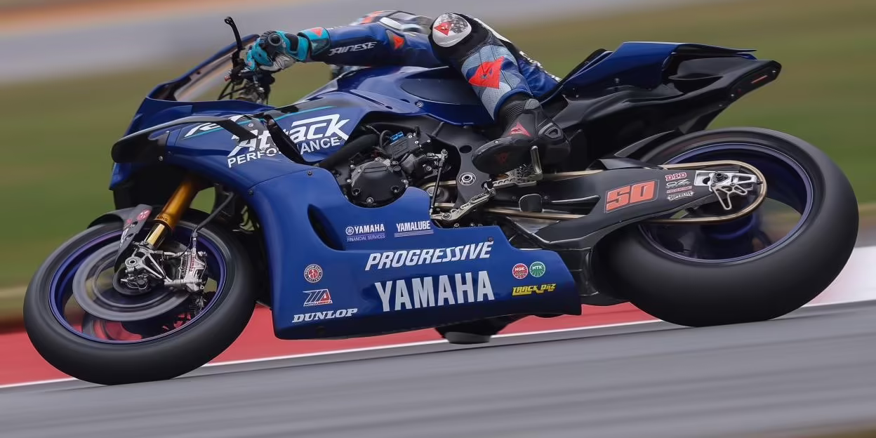 Бобби Фонг на Yamaha YZF-R1 в практике Superbike на трассе VIR