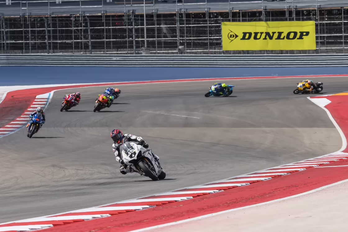 Бобби Фонг на Yamaha YZF-R1 лидирует в гонке MotoAmerica на трассе COTA