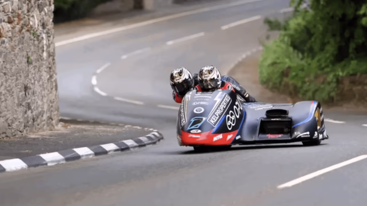 Братья Райан и Каллум Кроу на подиуме GO Classic Bike Festival Ireland в Бишопскорте после победного возвращения
