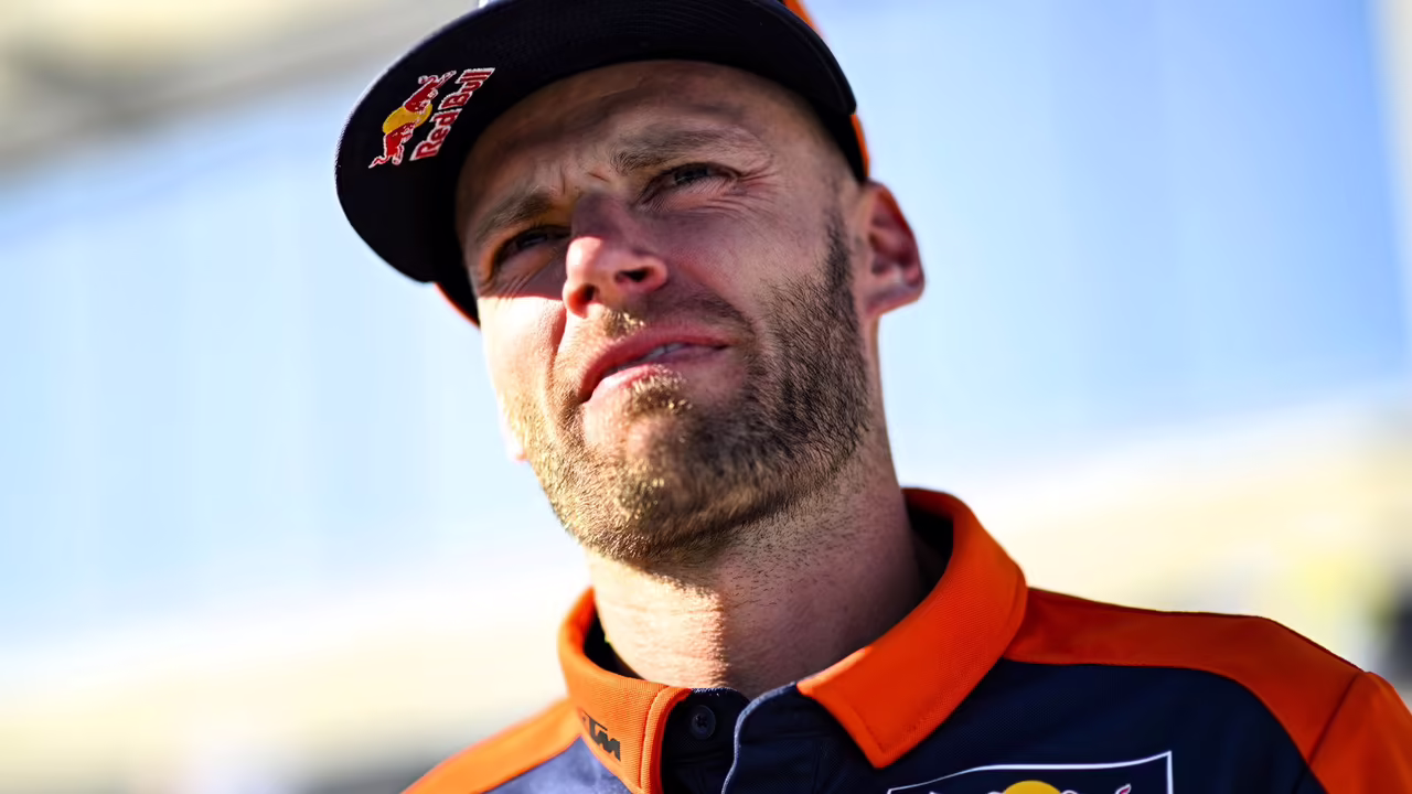 Брэд Биндер на заводской KTM борется в пелотоне Гран-при Арагона