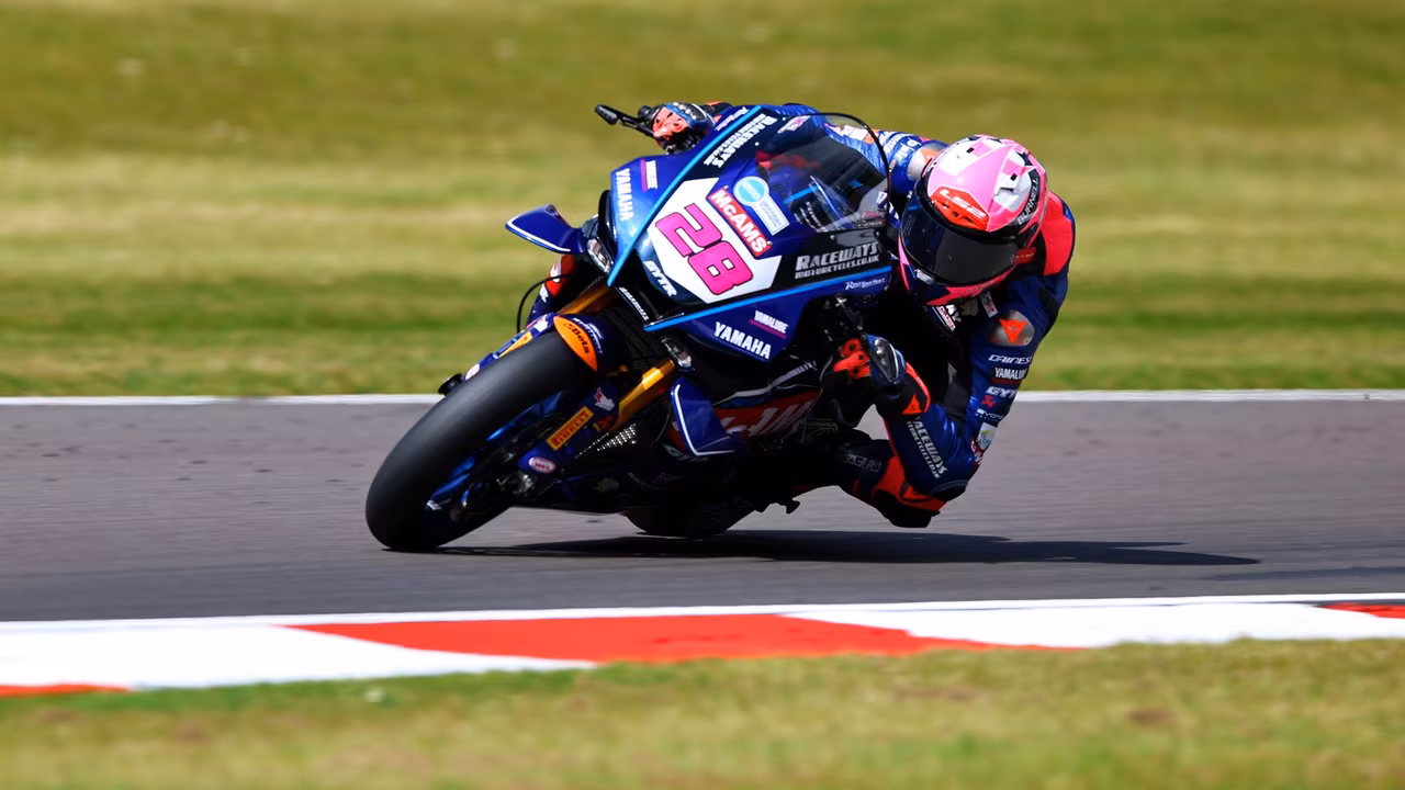 Брэдли Рэй на Yamaha Racing UK перед этапом британского Superbike в Доннингтон-Парке
