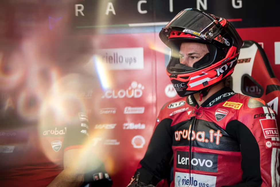 Николо Булега на Ducati Panigale V4 R во время пятничных тренировок WSBK в Маньи-Куре