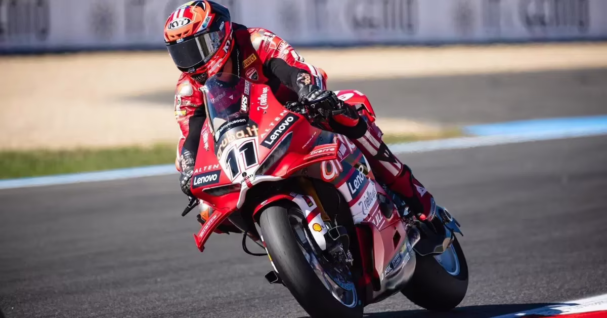 Николо Булега на Ducati Panigale V4 R во время практики на трассе Маньи-Кур