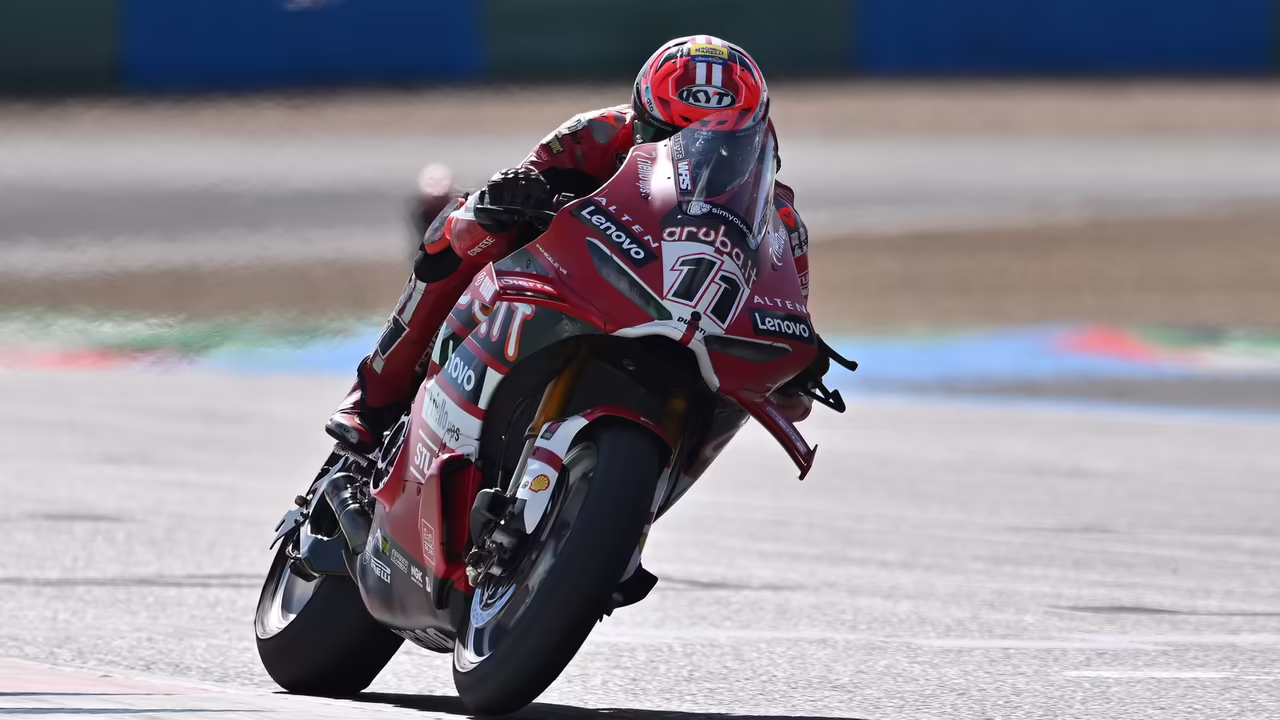 Николо Булега на Ducati Panigale V4 R выигрывает первую гонку французского этапа WorldSBK-2026 в Маньи-Кур