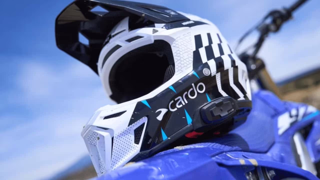 Мотокроссовый шлем Cardo Venture со встроенной mesh-связью и динамиками JBL