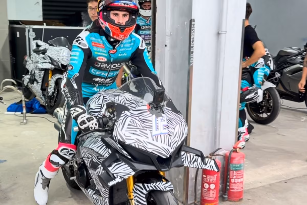 Замаскированный супербайк CFMoto V4 SR-RR на тестовой трассе
