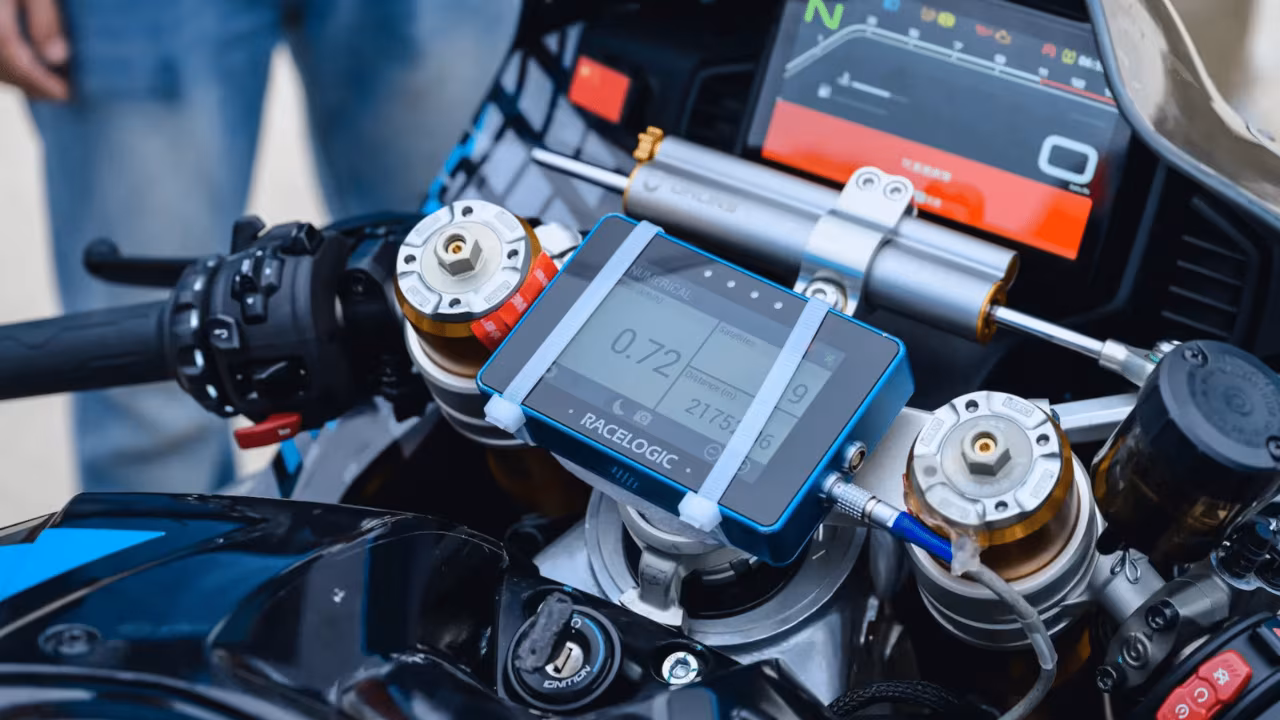 Прототип супербайка CFMoto V4 SR-RR проходит поворот на гоночной трассе