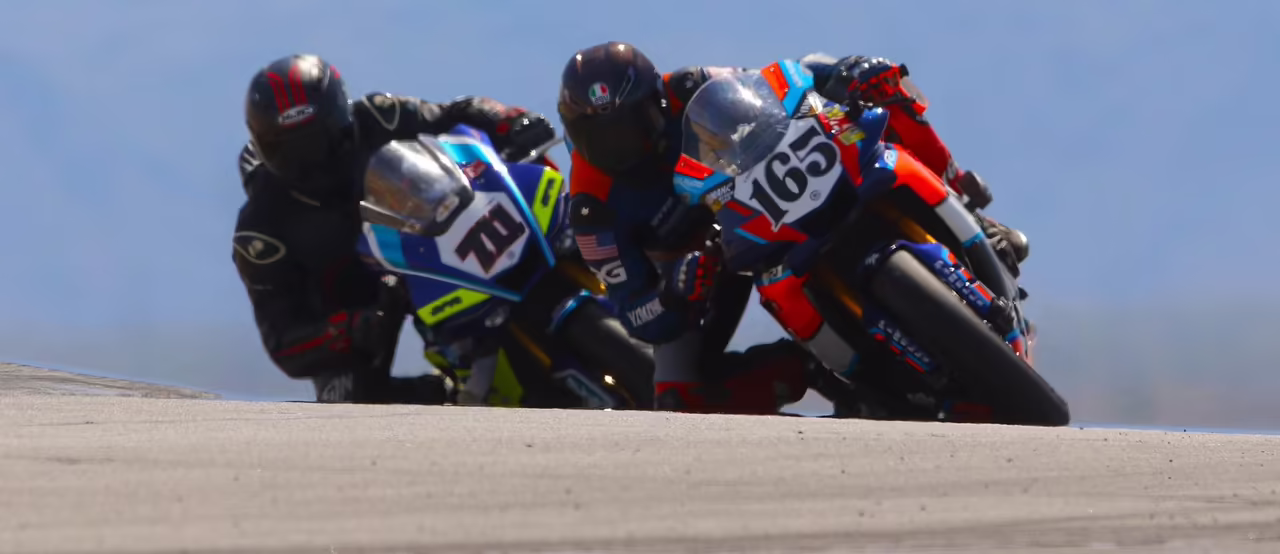 Мотоциклисты на трассе Chuckwalla Valley Raceway во время зимнего трек-дня