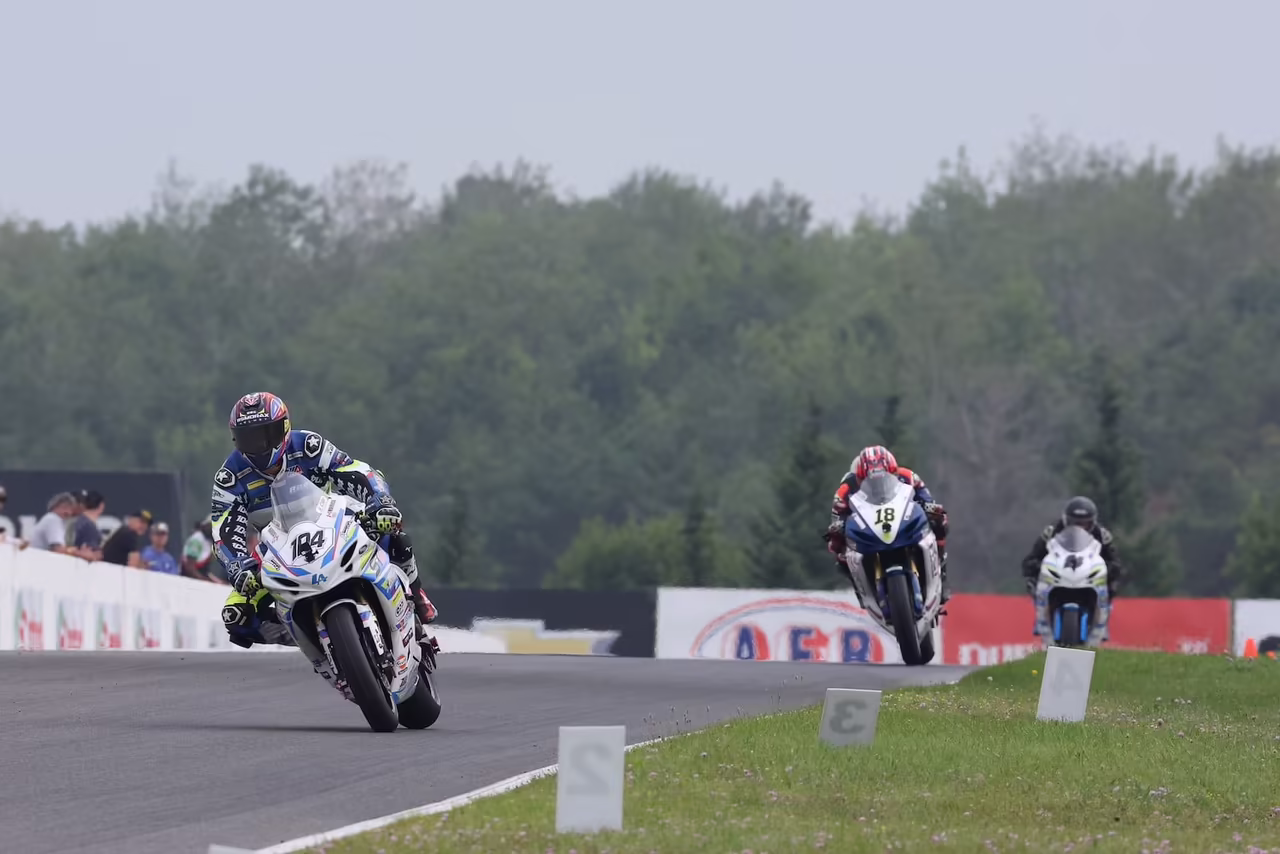 Фелипе Касас на Kawasaki ZX-6R празднует победу в гонке Supersport канадского чемпионата CSBK
