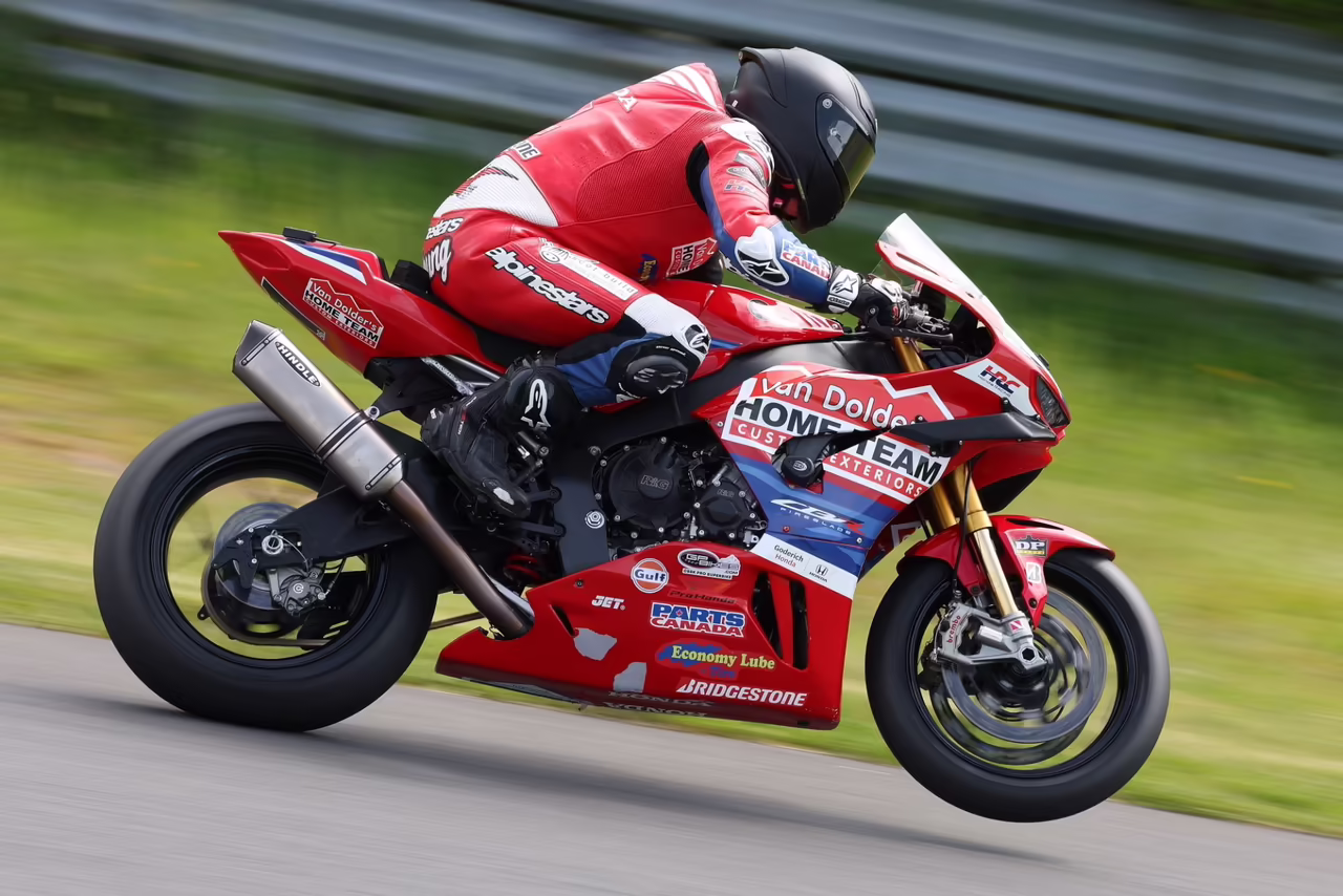 Томас Касас лидирует в гонке Pro Supersport перед финалом CSBK на CTMP