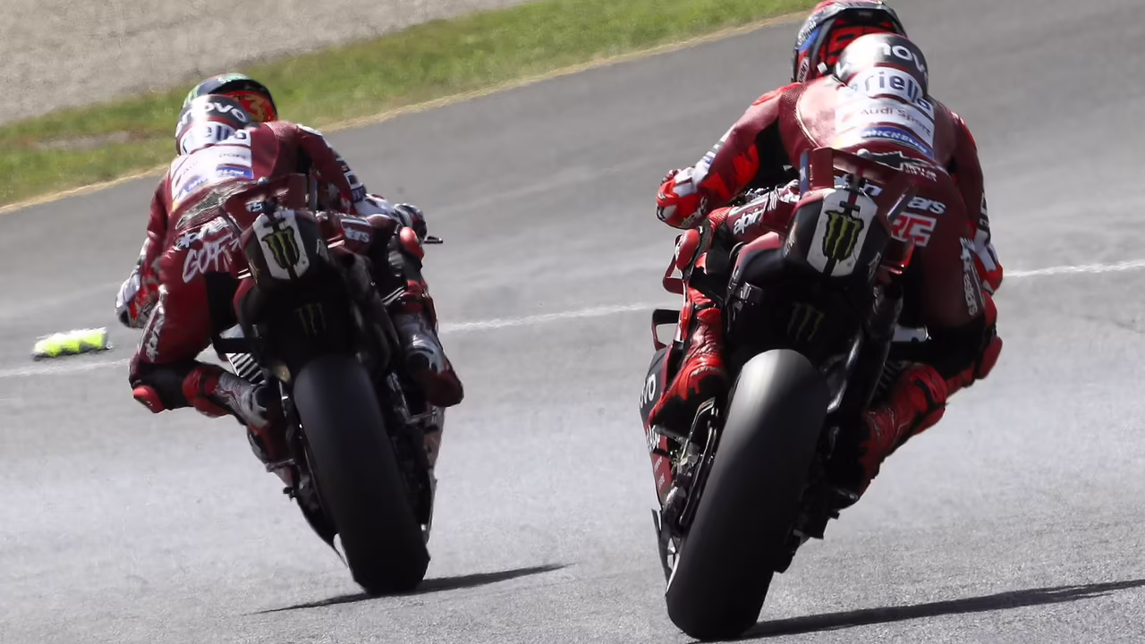 Джиджи Далл’Инья и Марк Маркес в боксах Ducati