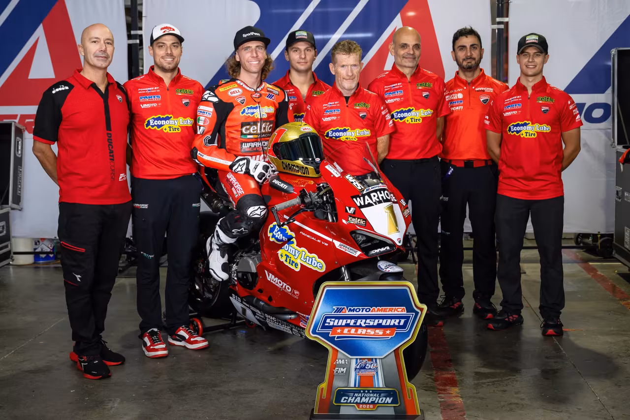Ducati Panigale V4 R команды Warhorse HSBK Racing Ducati на гоночной трассе