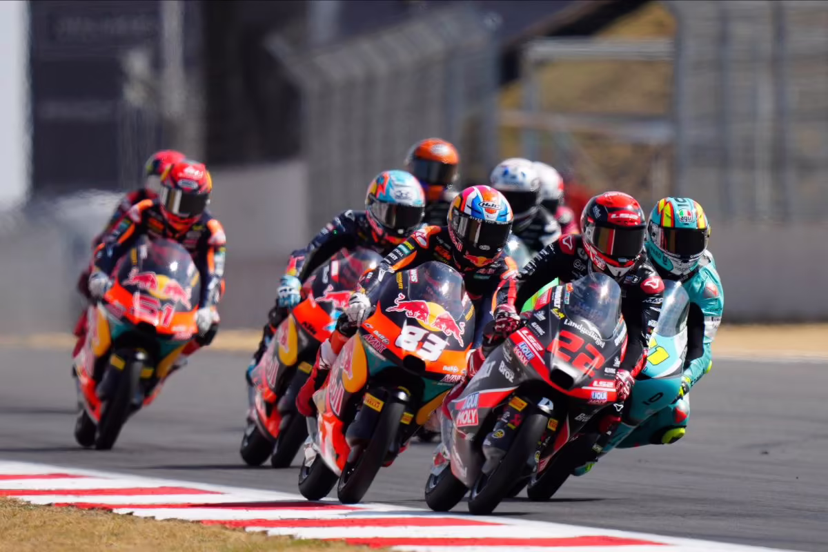 Давид Альманса лидирует в гонке Moto3 на трассе Сильверстоун