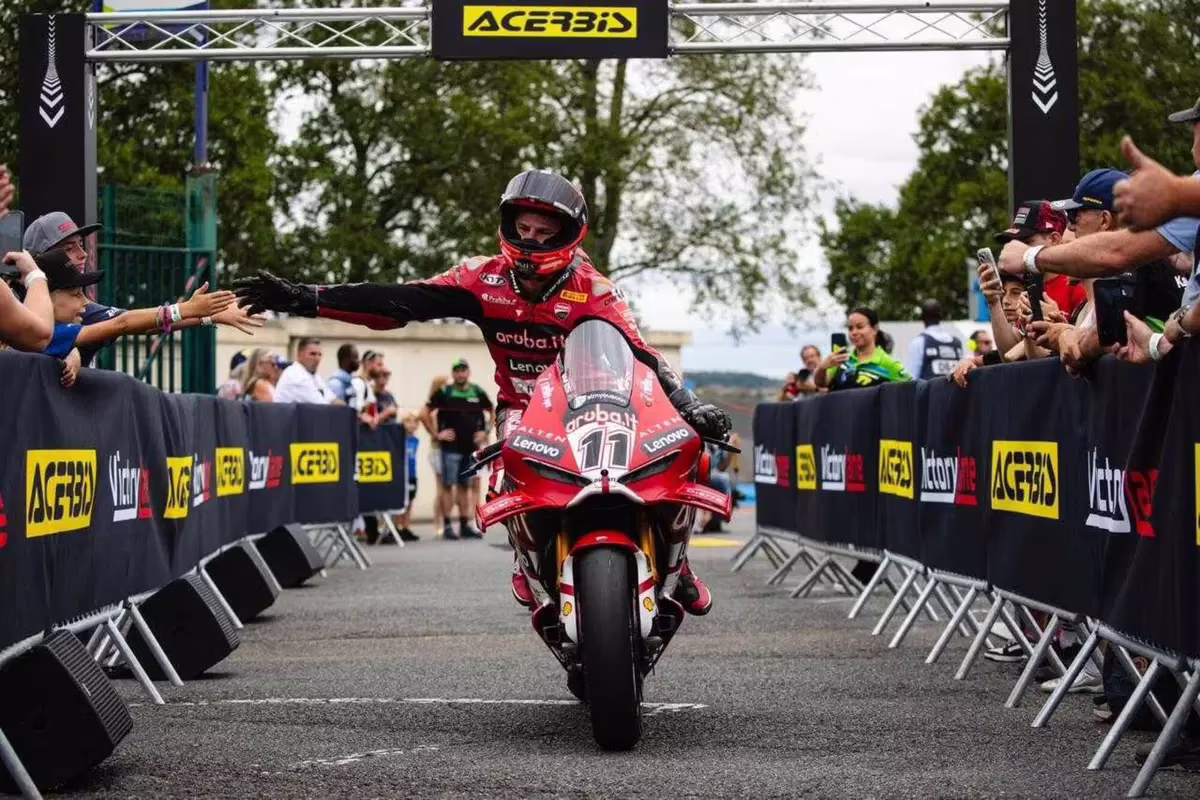 Николо Булега на Ducati Panigale V4 R в квалификации Маньи-Кура
