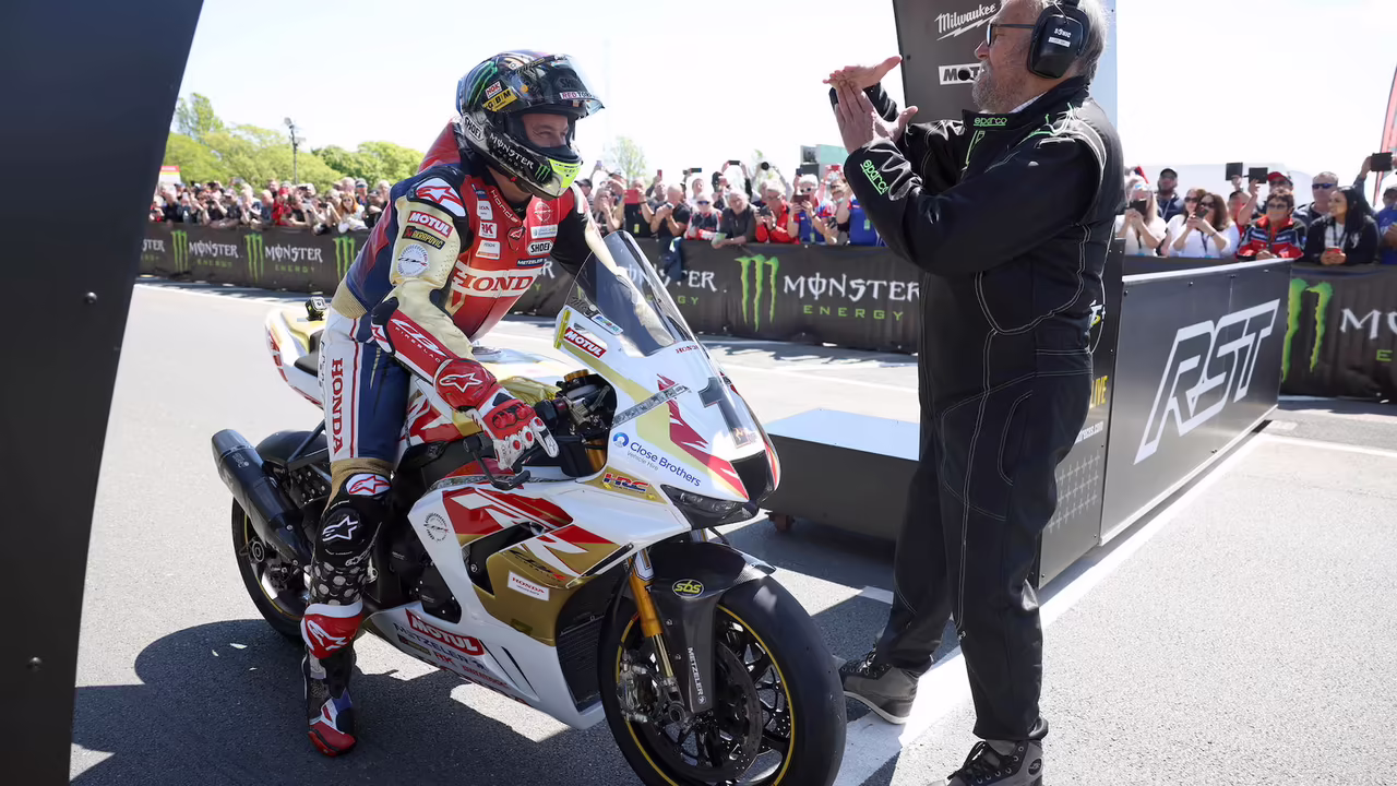 Джон Макгиннесс на стартовой решётке Isle of Man TT за рулём Honda CBR1000RR-R