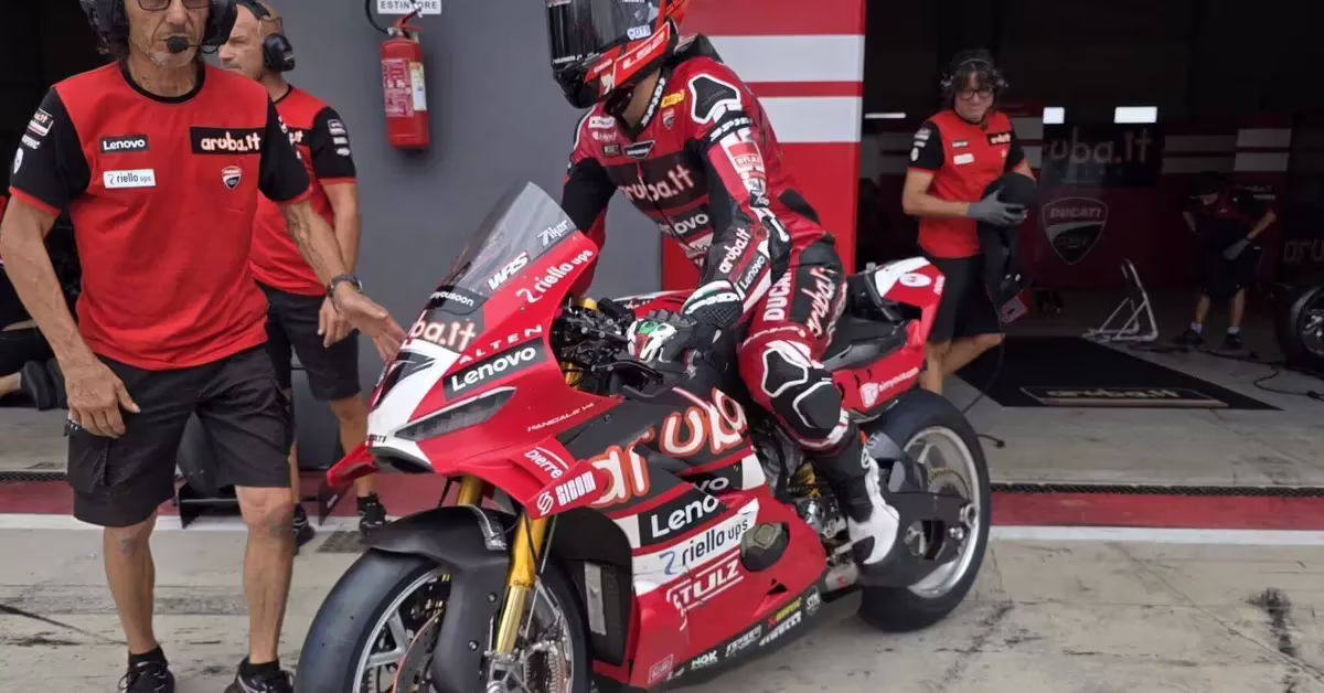 Яри Монтелла на Ducati Panigale V4 команды Barni выезжает на тесты WorldSBK в Кремоне
