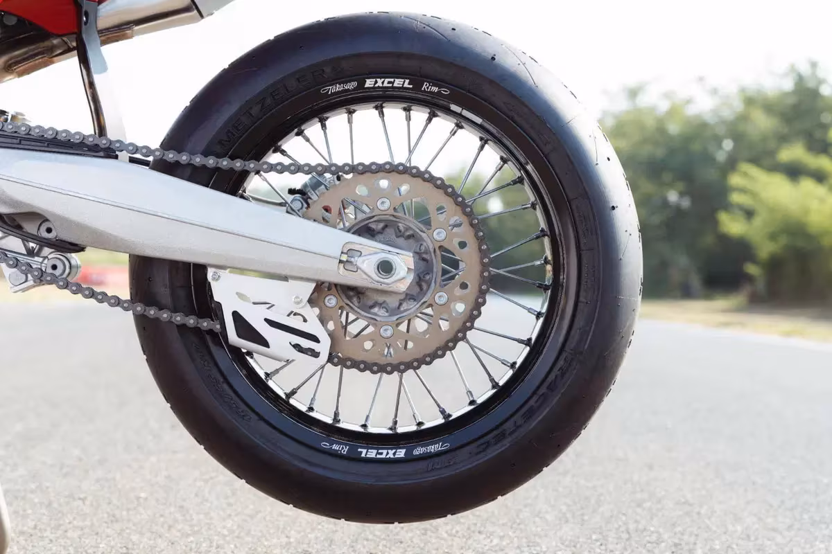Desmo450 SM: svelati i CV e i dati tecnici della prima Ducati supermotard [VIDEO E GALLERY] (3)