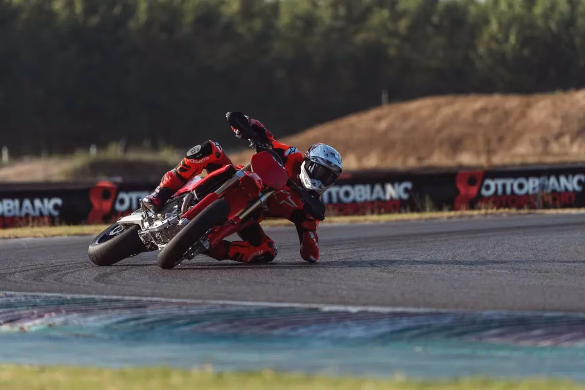 Ducati Desmo450 SM - первый заводской супермотард Борго-Панигале с мотором Desmo450