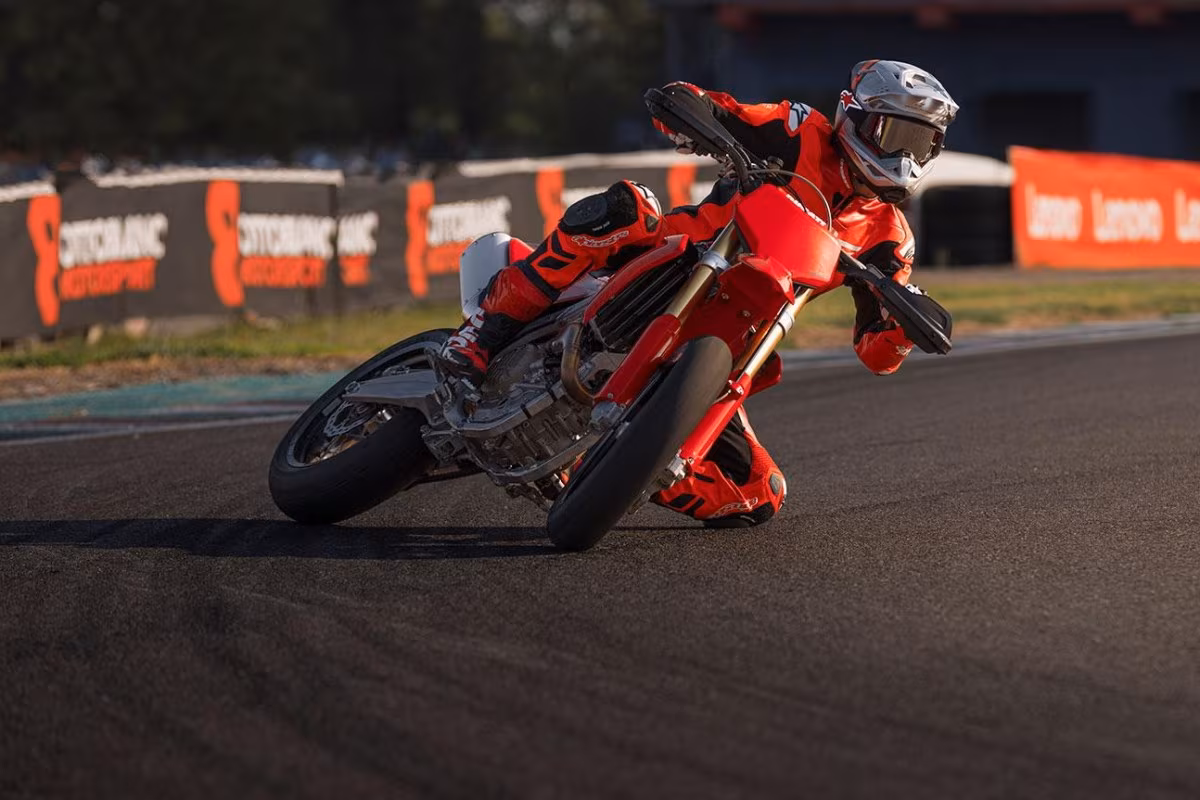 Ducati Desmo450 SM на гоночной трассе для супермото