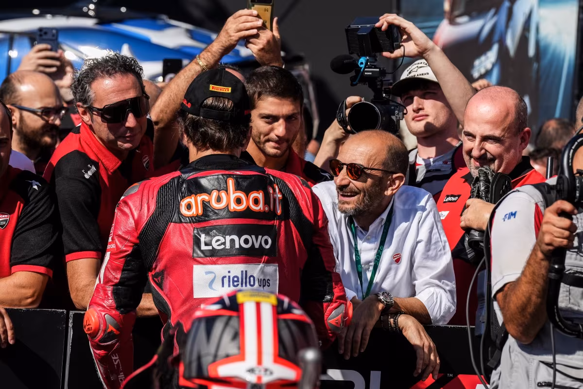 Босс Ducati Клаудио Доменикали приветствует своих победителей